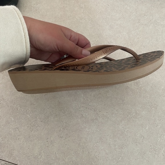 Like new Havaianas Flip Flops - Picture 4 of 5